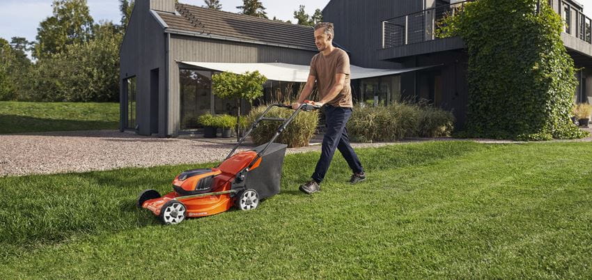 Husqvarna LC 142iS with Battery and Charger